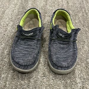 Little Boy Hey Dude shoes size 12